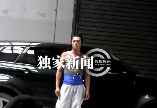 独家:霍建华赵丽颖拍《花千骨》 片场吃零食消