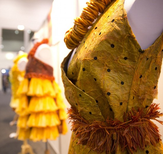 艺术家用避孕套制作华丽连衣裙 倡安全性行为