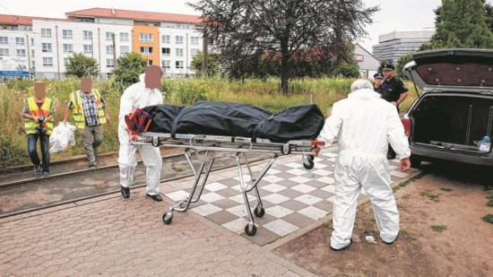 德国一停车场旁草地上发现男尸 已死亡4个月(