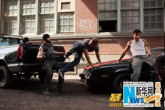 《暴力街区》曝双雄剧照 两大型男拯救罪恶之