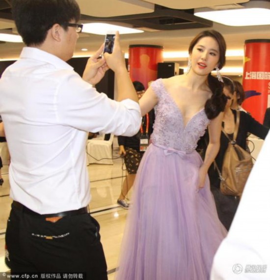 刘亦菲穿<em>蕾丝</em>衬衫 神仙<em>姐姐</em>高贵妩媚更耐看(