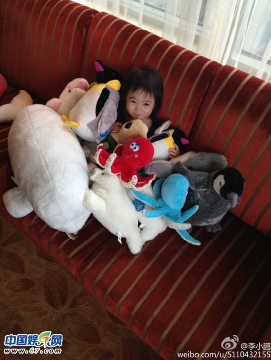 奥莉狂啃饼干胖嘟嘟赛王诗龄 全身堆满玩具开