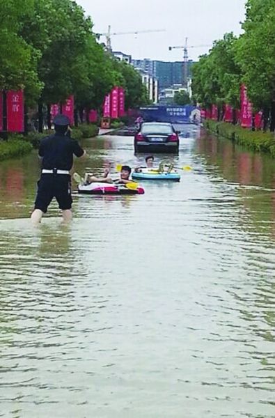 暴雨后淮安市民路上行船 被执勤交警劝回