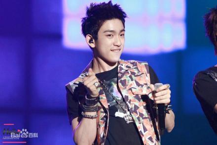 韩国偶像成人礼齐庆祝:秀智手捧大束玫瑰花 世