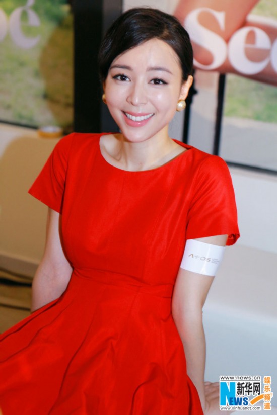 张静初复古红裙亮相北京 娇艳花容展露倾城优雅