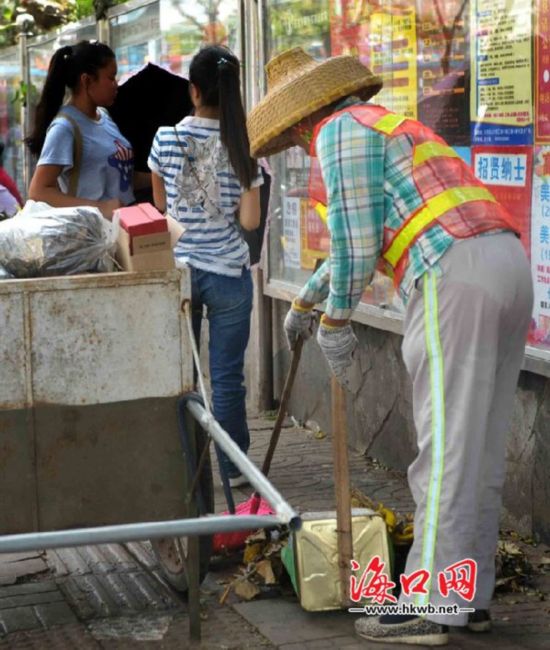 全市环卫工人夜以继日奋战一线清除垃圾。大街、小巷、公园等地,处处都有他们的身影,累了喝口水,靠在手推垃圾车上小憩一会接着干。