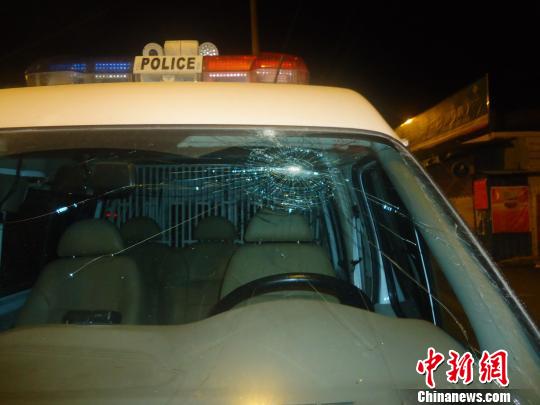 杭州醉汉深夜拿酒瓶砸警车为“测试”玻璃防弹性能