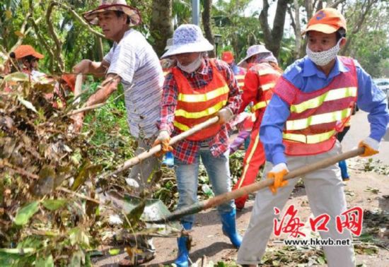 全市环卫工人夜以继日奋战一线清除垃圾。大街、小巷、公园等地,处处都有他们的身影,累了喝口水,靠在手推垃圾车上小憩一会接着干。