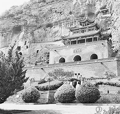 图:彬县大佛寺石窟明镜台.