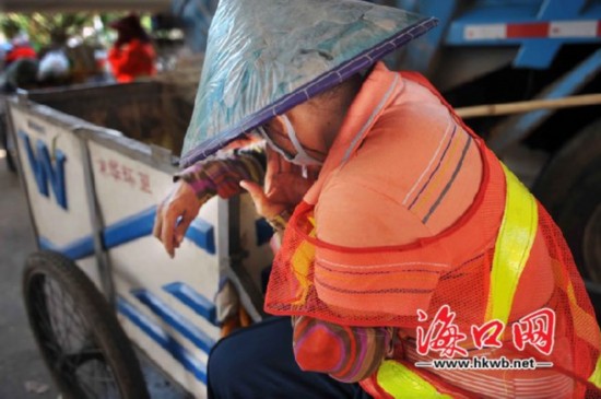 全市环卫工人夜以继日奋战一线清除垃圾。大街、小巷、公园等地,处处都有他们的身影,累了喝口水,靠在手推垃圾车上小憩一会接着干。