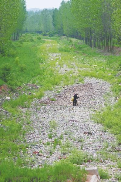 河南一山村大旱断水 村民跑几公里外山沟寻水