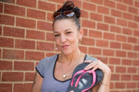 幸运!英妇女因穿橡胶拖鞋在闪电中躲过一劫