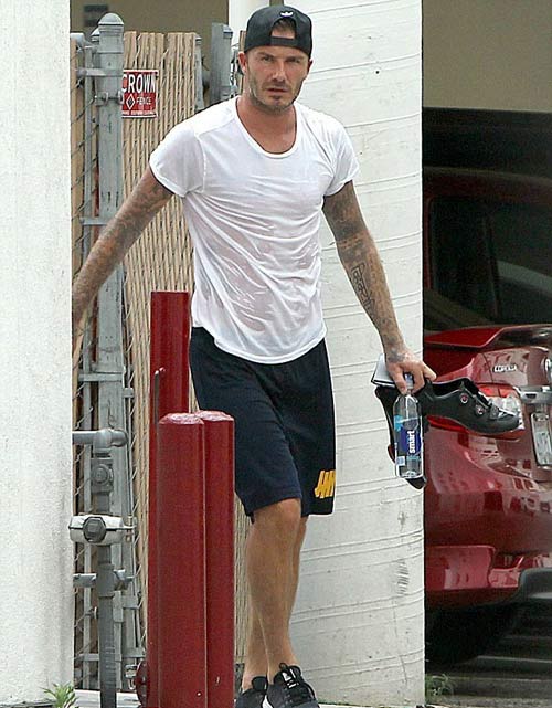 小贝全家购物 小女儿被大哥抱在怀中享尽公主