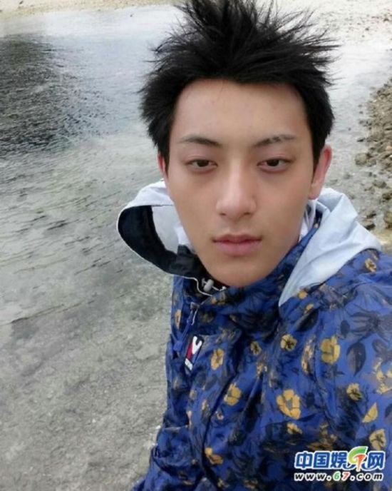 EXO成员黄子韬抛邋遢素颜 卖萌:不要嫌弃我