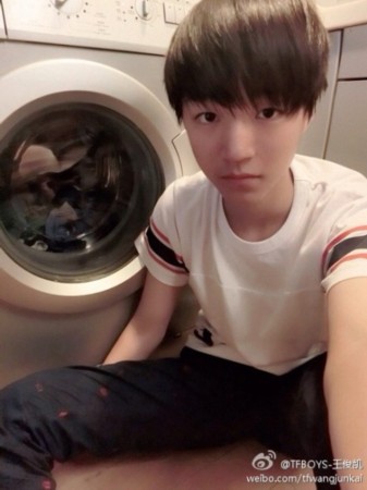 TFBoys王俊凯王源同性吻照火爆 揭成员清纯小