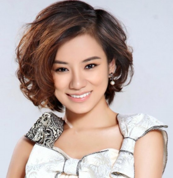 央视主播经纬陪奶奶 考察 单位 揭女主播背景-