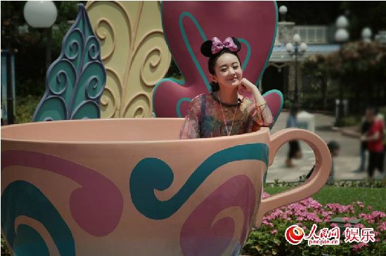 《杉杉来了》赵丽颖卖萌旋转杯前可爱摆拍(组