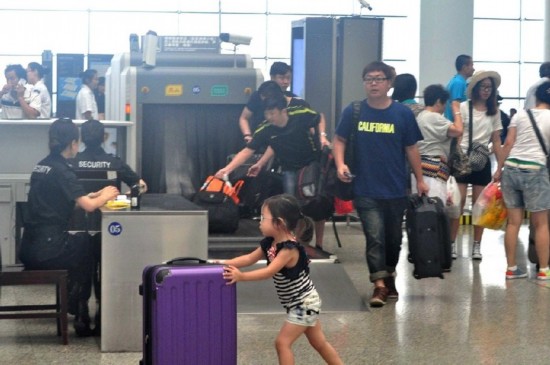 上海浦东机场航班大面积延误 致火车站乘客爆