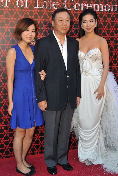 叶晴晴与父亲叶选廉姐姐叶明子合影曝光 叶剑英孙女登好声音真不是盖的