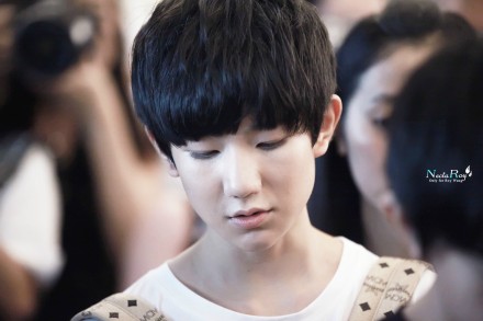 Tfboys被喊滚出娱乐圈 粉丝给王俊凯王源下跪