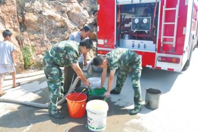 洛阳市宜阳、嵩县出现重度干旱 消防官兵为村