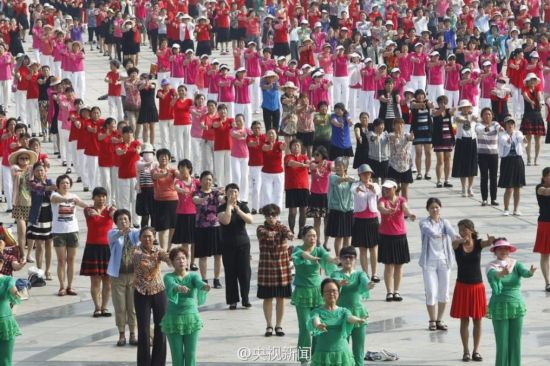 两千人齐跳广场舞 为"全民健身日"提前操练【9】