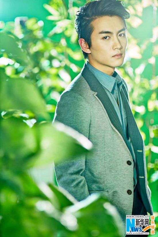 陈晓帅气西装写真曝光 背景清新造型复古