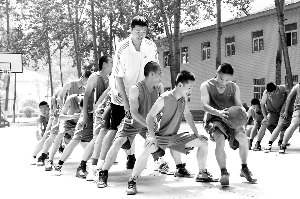 八一男篮进空降兵军营 手把手传授篮球技艺