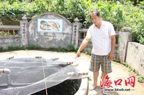 “这口井台风过后撒了不少消毒液”村组长吴川阳指着水井说到(二)