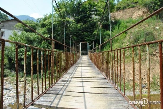 大山深处爬出来的学生 憧憬大学生活梦想当老