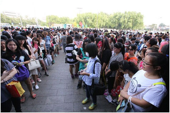 EXO-M粉丝签名会举行 引京城盛夏时尚飓风