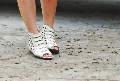 四川高速上万毛虫攻城 居民躲进网吧过夜