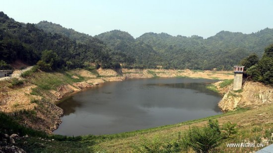 Photo taken on July 30, 2014 shows water level in Xianhe reservoir in Shangnan County, northwest China's Shaanxi Province. Shangnan County has suffered from drought since late July. (Xinhua/Mu Jialiang)