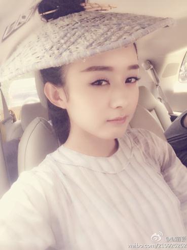 赵丽颖微博晒自拍 《花千骨》中道具草帽萌萌