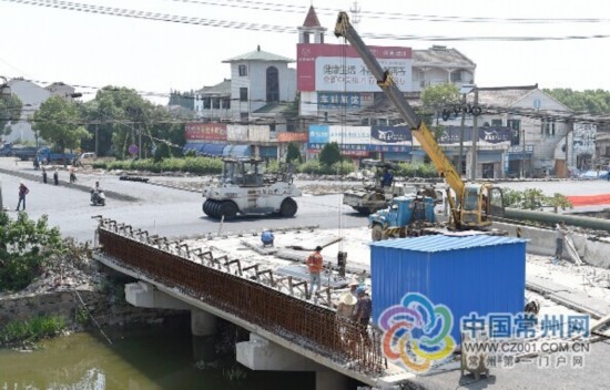 常州某村捐巨资祭桥烧裂桥面 大桥竣工又返工