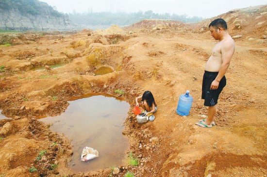 河南干旱灾情严重 水库见底村民排队打水(高清