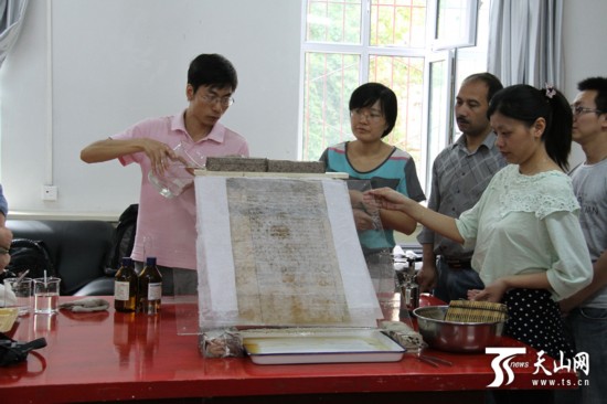 南京博物院专家来疆传授纸质文物保护修复技术