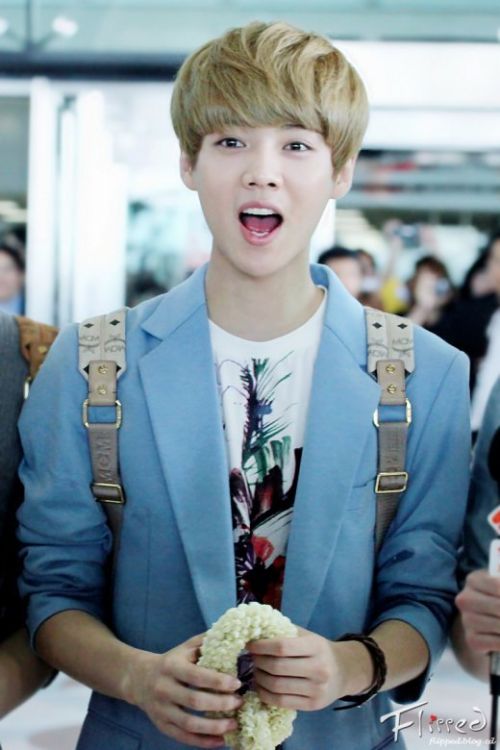 EXO<em>灿烈女装</em>照曝光 鹿晗李准基男星美貌赛女