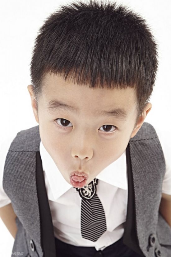 爸爸2》呆萌杨阳洋吐舌皱眉搞怪 娇羞秀口水变