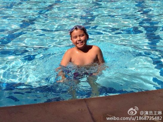 雪姨 王琳10岁儿子近照 小麦肤色身体壮(图)