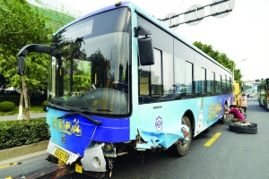 南京一公交车冲上绿化带 司机撇下乘客先下车