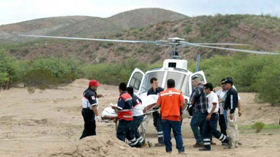 墨西哥越野车大赛中途遭遇暴雨 20多辆车被河