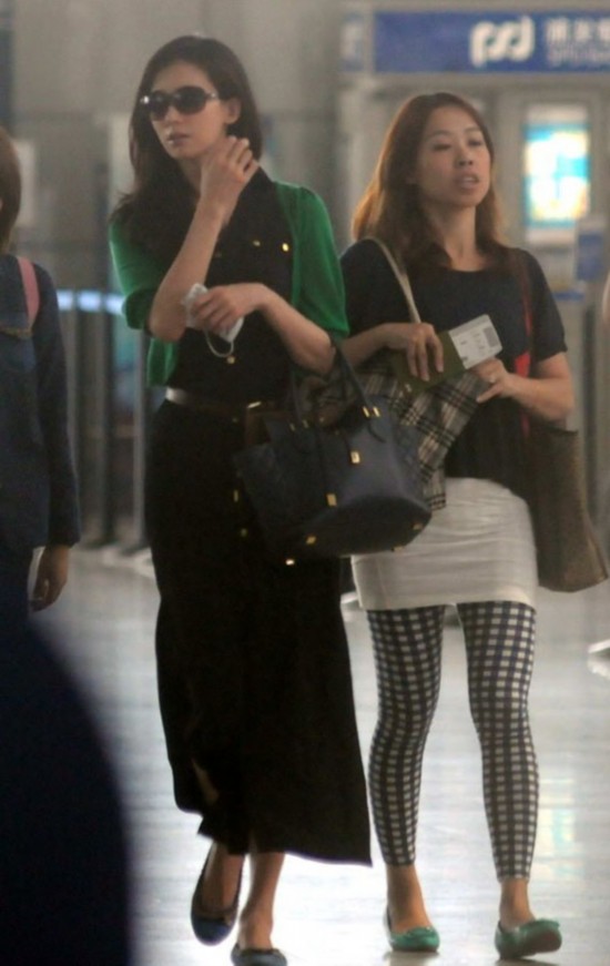 林志玲穿开衩长裙现机场 难耐高温忙摘口罩
