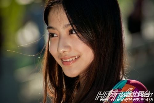 民间萌妹不输娱圈女神 卷饼西施低胸卖饼惹长