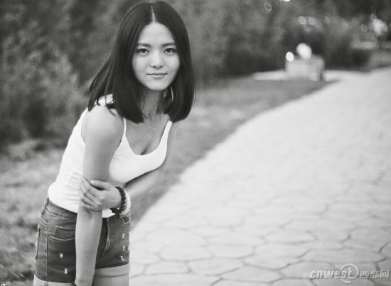 发型美女波点诱惑光影:黑白网友更具短发(图)魅力女孩潜水图片
