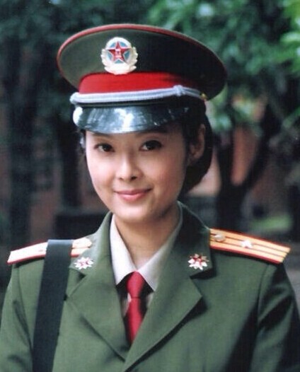 袁立晒军装照 盘点英姿飒爽的明星女兵(图)