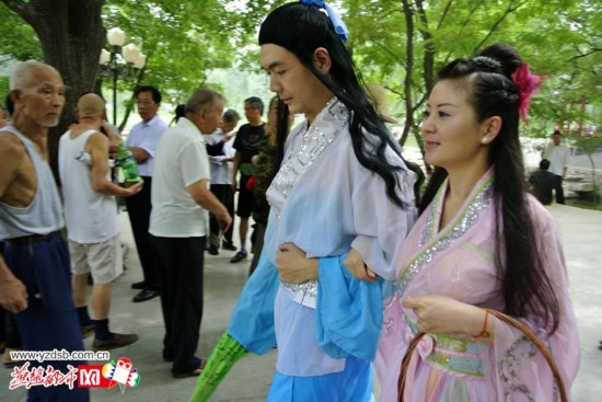 <em>牛郎织女</em> 惊现石家庄 路人争相合影(图)【8】--