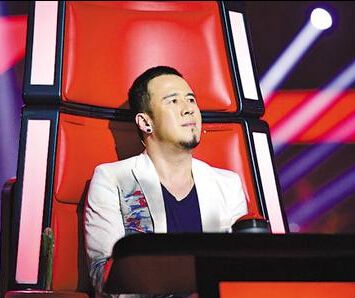 中国好声音杨坤恶搞小苹果 疯抢美女学员(图)