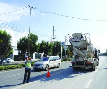 电缆横坠道路中央 交警烈日下托举1小时(图)