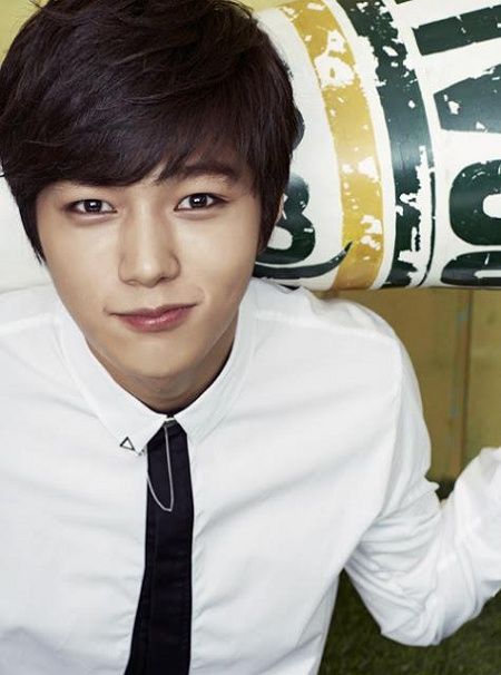 EXO<em>灿烈女装</em>照曝光 鹿晗李准基男星美貌赛女